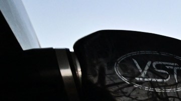 Imagen de una bomba de gasolina en la que un vehículo está cargando combustible.