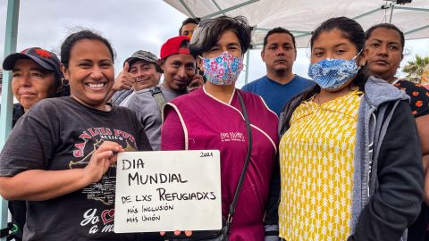 Doña Gris (c) aparece en uno de los innumerables eventos para apoyar a los migrantes.