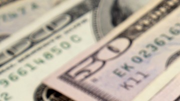 Imagen de un cheque de estímulo, billetes y un formulario del IRS de impuestos.