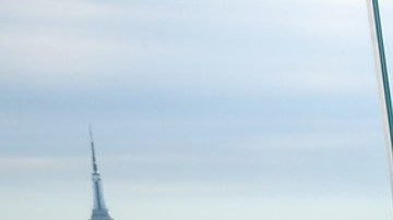Amanda Serrano y Erika Cruz con el promotor Eddie Hearn en Nueva York.