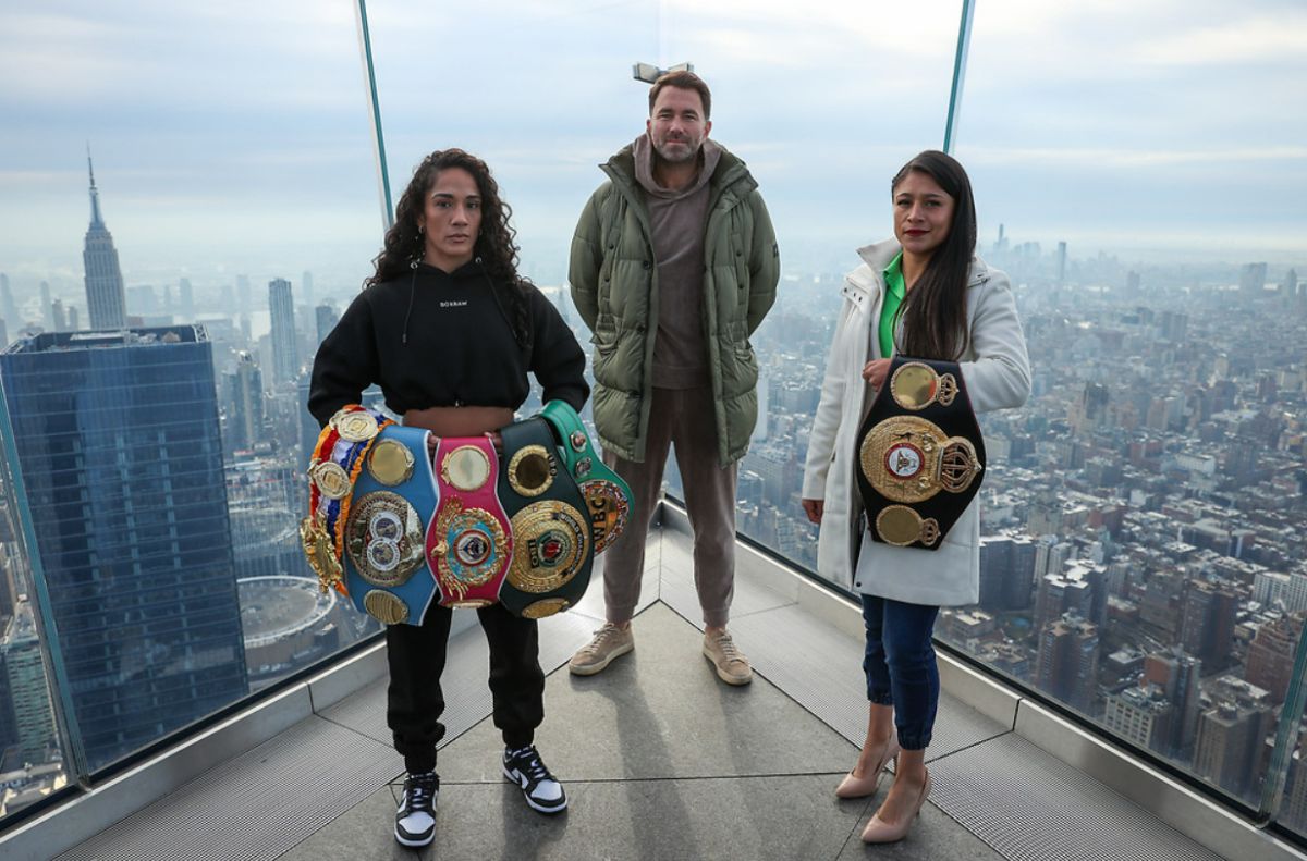 Amanda Serrano y Erika Cruz con el promotor Eddie Hearn en Nueva York.