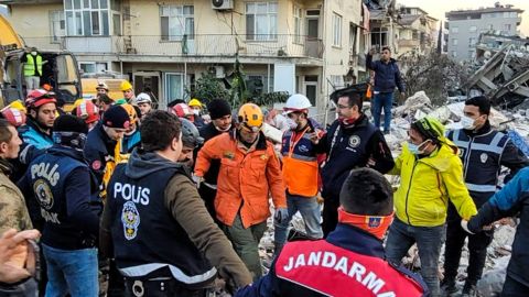 Mometno del rescate de un joven de 17 años.