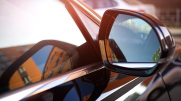 Cómo el espejo retrovisor digital de los autos pasó de ser un lujo a una  necesidad
