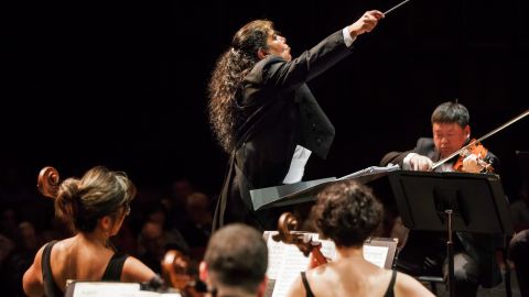 Santa Cecilia Orchestra, que conduce Sonia Marie de León de Vega, celebra 30 años de existencia. Foto: Damian Dovarganes