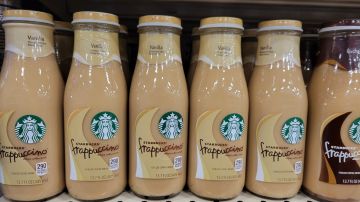 Imagen de varias botellas de la bebida Frappuccino de la marca Starbucks.