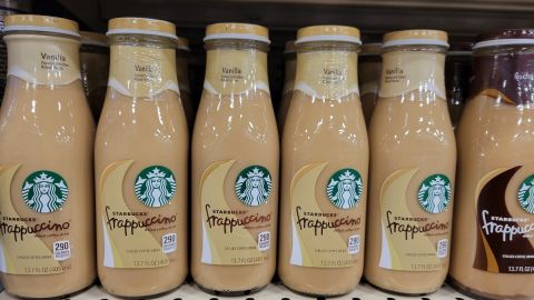 Imagen de varias botellas de la bebida Frappuccino de la marca Starbucks.