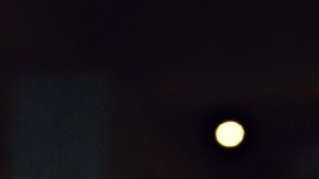 Imagen de un vaso de café de Starbucks colocado sobre una barra de madera.