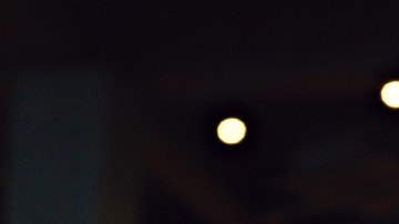 Imagen de un vaso de café de Starbucks colocado sobre una barra de madera.