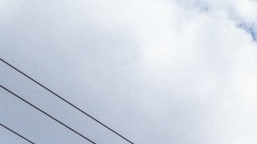 Imagen de un letrero espectacular en color verde de la marca Subway.