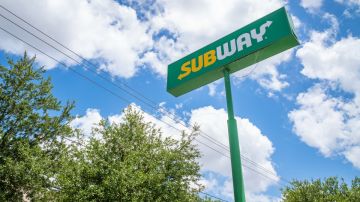 Imagen de un letrero espectacular en color verde de la marca Subway.