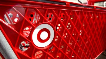 Imagen de un carrito de supermercado de color rojo con el logotipo del minorista Target.