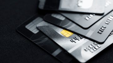 Imagen de varias tarjetas de crédito apiladas.