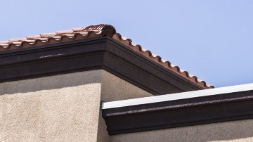 Imagen de la fachada de una tienda Traders Joe's con las letras en color rojo.