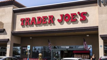 Imagen de la fachada de una tienda Traders Joe's con las letras en color rojo.