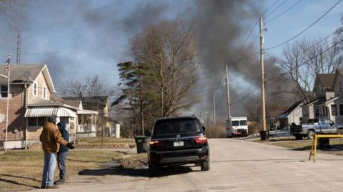 El descarrilamiento de un tren en Ohio liberó sustancias peligrosas.