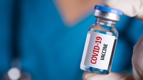 CDC aconsejan darse la vacuna actualizada contra COVID para "evitar muertes"