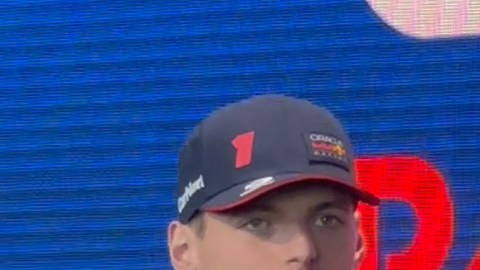 "Checo" Pérez entre Max Verstappen y el director de Red Bull Racing, Christian Horner.