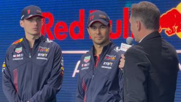"Checo" Pérez entre Max Verstappen y el director de Red Bull Racing, Christian Horner.