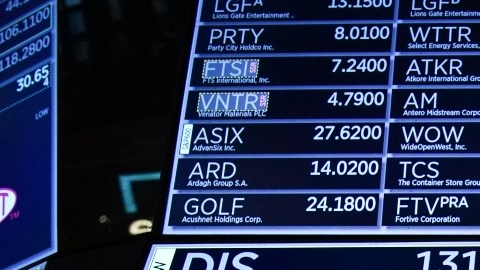 Imagen con el logotipo de la empresa Walt Disney Co. en una pantalla en Wall Street, con otros indicadores bursátiles.