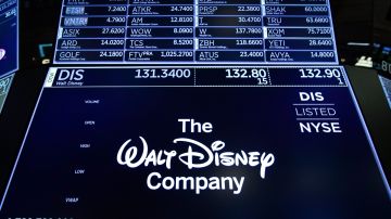 Imagen con el logotipo de la empresa Walt Disney Co. en una pantalla en Wall Street, con otros indicadores bursátiles.