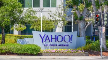 Imagen de un letrero de la compañía Yahoo! en color blanco con morado.