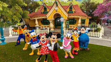 Mickey Mouse, Minnie Mouse y sus amigos posan en el rediseñado Mickey's Toontown en el parque Disneyland de Anaheim. Foto:  Christian Thompson/Disneyland Resort