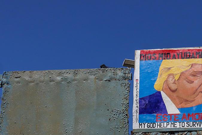 Pintura de protesta en muro fronterizo de México plasmó beso entre Biden y Trump