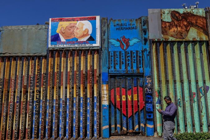 Pintura de protesta en muro fronterizo de México plasmó beso entre Biden y Trump