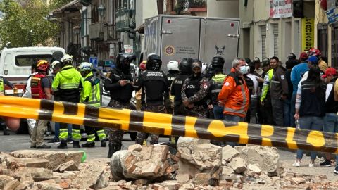 Personas observan los daños ocasionados por el sismo en la ciudad de Cuenca, Ecuador.