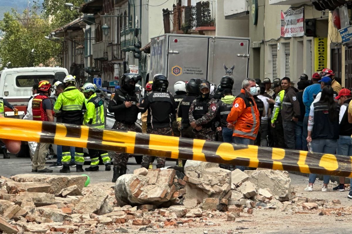 Personas observan los daños ocasionados por el sismo en la ciudad de Cuenca, Ecuador.