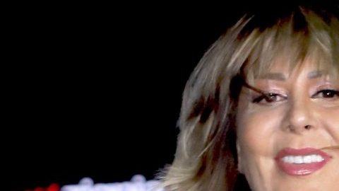 Alejandra Guzmán presumió de la compañía de su madre en la piscina.