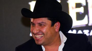 Julión Álvarez complació a sus fans con una canción.