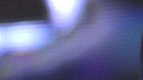 Julión Álvarez lava un tinaco como un profesional.