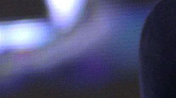 Julión Álvarez lava un tinaco como un profesional.