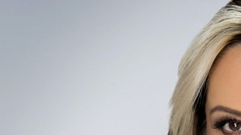Martha Julia se luce en un pequeño bikini a los 50 años.