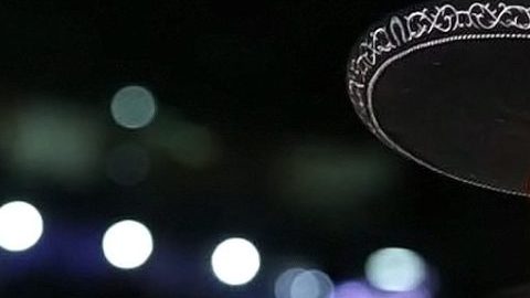 Eduin Caz pidió perdón a su esposa durante un concierto en México.
