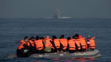 Los inmigrantes que lleguen en botes por el Canal de La Mancha será deportados.