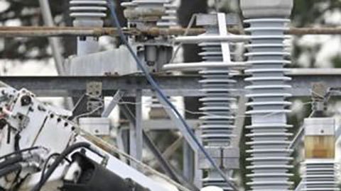 Qué es el aceleracionismo, la teoría en la que creen los nacionalistas blancos de EE.UU. que conspiran para atacar su red eléctrica