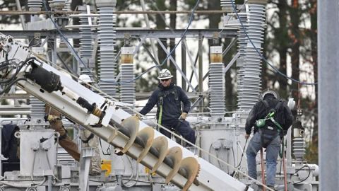 Qué es el aceleracionismo, la teoría en la que creen los nacionalistas blancos de EE.UU. que conspiran para atacar su red eléctrica