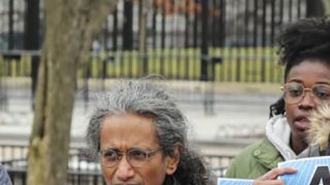 Activistas protestan contra el Proyecto Willow y alertan contra el impacto climático.