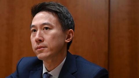 TikTok: quién es Shou Zi Chew, el enigmático CEO de la red social con el reto de defenderla ante el Congreso de EE.UU.