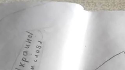 Detienen al padre ruso condenado a dos años de cárcel después de que su hija hiciera un dibujo contra la guerra de Ucrania
