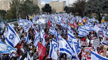 3 claves para entender las históricas protestas que sacuden a Israel y han puesto a Netanyahu contra las cuerdas