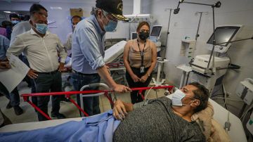 El presidente de Ecuador, Gustavo Lasso, visita a heridos tras el sismo.