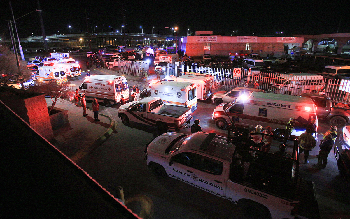 Autoridades mexicanas acuden al llamado de emergencia tras incendio en centro migratorio de Ciudad Juárez, Chihuahua.