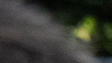 El intendente de Rosario, Pablo Javkin, habla con medios frente al supermercado de la familia de Antonela Roccuzzo.