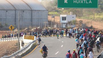 Una nueva caravana migrante es vista en una carretera en Huixtla , México, en su avance hacia EE.UU.