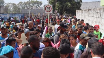 Migrantes en Tapachula quieren permisos para viajar al norte de México en avión para pedir asilo en EE.UU.