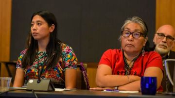 Odilia Romero (d), dirigente de la comunidad indígena inmigrante en Los Ángeles.