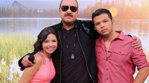 Pepe Aguilar les lee la cartilla a sus hijos antes de los conciertos.
